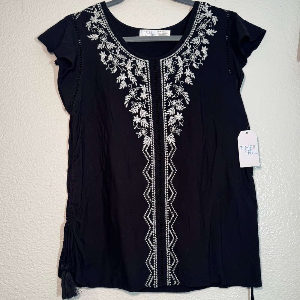 Time and Tru Black Top with White Floral Embroidery adjustable side scrunch